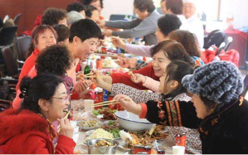 敦煌社區(qū)舉辦“左鄰右舍話端午，鄰里一家親”端午節(jié)活動暨第十三屆百家宴活動